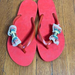 The Sak Flip Flops Red Crochet Bow Size 8 Flat Sandals